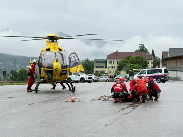 Bei Forstarbeiten in Strass verletzte sich ein Arbeiter schwer. Er wurde vor Ort von der Bergrettung Jenbach erstversorgt und anschließend mit dem Rettungshubschrauber ins Krankenhaus Hall geflogen. | Foto: zoom.tirol