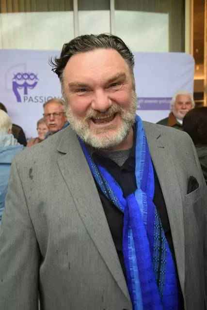 Regisseur Leutgeb trotzte in der Pause dem Regen und mischte sich gut gelaunt unter das Publikum. | Foto: Friedl Schwaighofer
