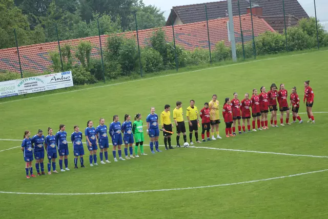 Frauenklasse: SPG-Ladies Prinz Brunnenbau Perg/Windhaag (in Blau) gegen FC McDonald's Perg Ladies (in Rot). | Foto: Meinbezirk Perg/Köck