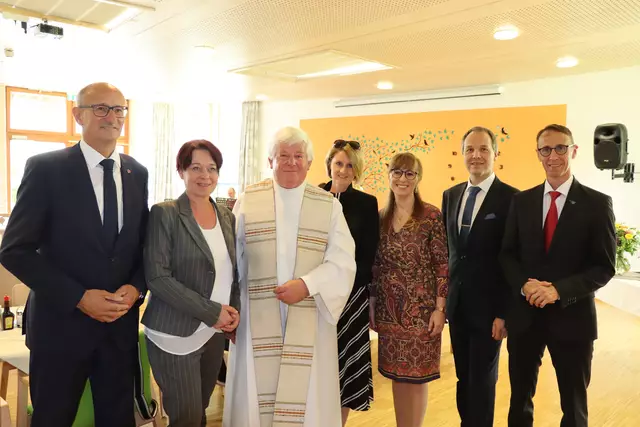 Die Freude über den gelungenen Zubau ist groß: v.l.: LH Anton Mattle, LTP Sonja Ledl-Rossmann, Dekan Franz Neuner, BH Katharina Rumpf, Sarah Friedle, Wolfgang Broll und Bgm. Günter Salchner. | Foto: MeinBezirk