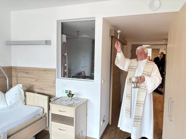 Dekan Franz Neuner segnete die Räumlichkeiten. | Foto: MeinBezirk