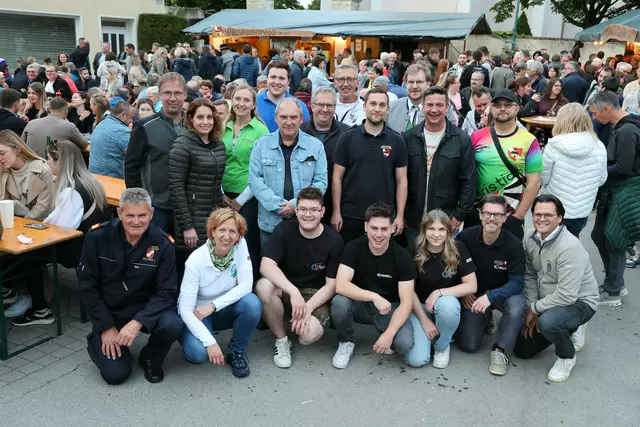 Der Bauernmarkt mitsamt den Standbetreibern. | Foto: Marktgemeinde Michelhausen