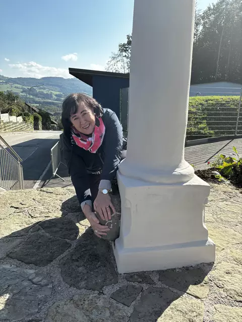 "Wenn man am Drehstein dreht, darf man sich was wünschen", verrät Ortschefin Juliana Günther.