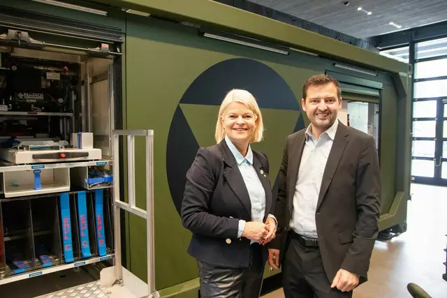 Empl-Chef Josef "Joe" Empl mit Verteidigungsministerin Klaudia Tanner | Foto: Foto: Empl
