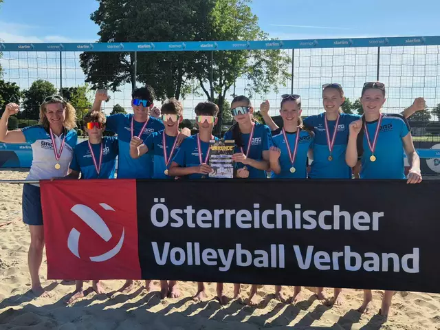 Von links nach rechts Prof. Mag. Susanne Reischl, Samuel Pöchtrager, Jakob Leblhuber, Simon Reischl, Niklas Liebletsberger, Sina Wolkerstorfer, Zoe Pammer, Juliana Jaksch und Ilvy Baumann