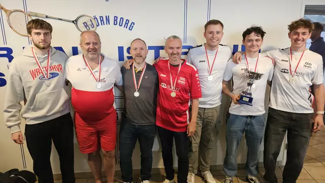 Sieger der Tiroler Liga v.l.: Finn-Lennart Koch, Thomas Wachter, Patrick Bezdeck (Squash Club Red Bull Reutte 1), Remo Kiss, Kevin Schön, Jan Gastl, Daniel Lutz (Veldidena Boasters). | Foto: SC Red Bull Reutte