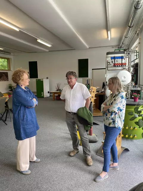 Ernst Seifried im Gespräch mit der Landesobfrau über Zukunftsmodelle in der Arbeitswelt. | Foto: ÖVP Hollabrunn