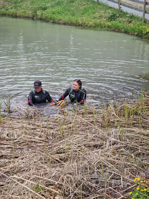 Foto: Georg Stampfer: Martin, Stefan, Belinda und Benny von der Wasserrettung Bludenz nach dem gelungenen Einsatz im Löschteich des Alpengasthofes am Muttersberg.