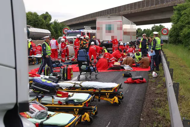 Ein Kleinbus ist in voller Fahrt auf der Welser Autobahn gegen das Heck eines Lkw-Anhängers gekracht – Das forderte ein Todesopfer und sieben Verletzte. | Foto: laumat.at