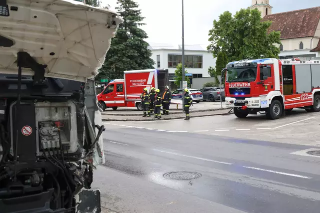 Ein Biertransporter wird beim Frontalcrash im Ortszentrum von Sattledt komplett demoliert.