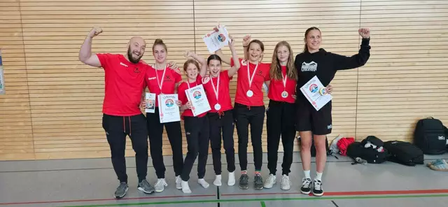 Die #rscigirls mit den Betreuern in Feldkirchen | Foto: RSC Inzing