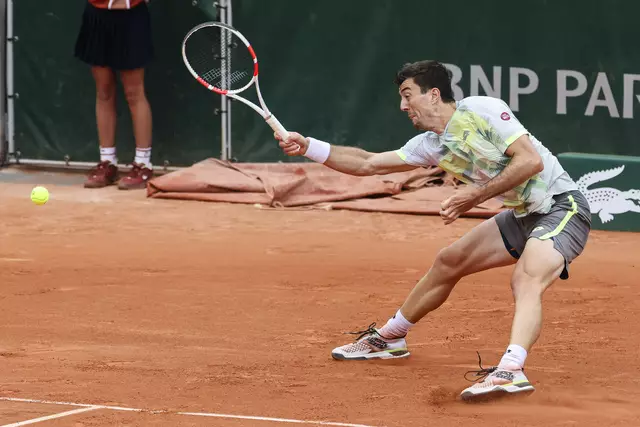 Vollster Einsatz: Sebastian Ofner gelang zum Auftakt der French Open ein Viersatzsieg.  | Foto: Frank Molter / dpa / picturedesk.com