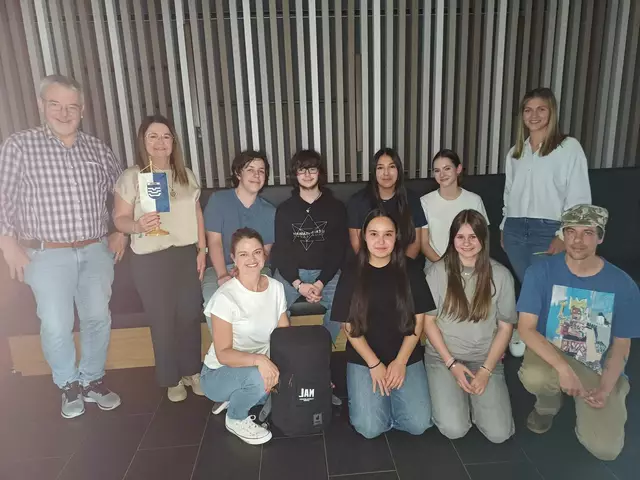 von links nach rechts obere reihe: Christian Stecher (Direktor MSRum), Sabine Hölbling (VizeBGM) Elisabeth Habetin (Obfrau Ausschuss Bildung und Jugend) 
Untere Reihe: Jasmin Kirchmair und Stefan Geiger (JAM) dazwischen Jugendliche  | Foto: JAM