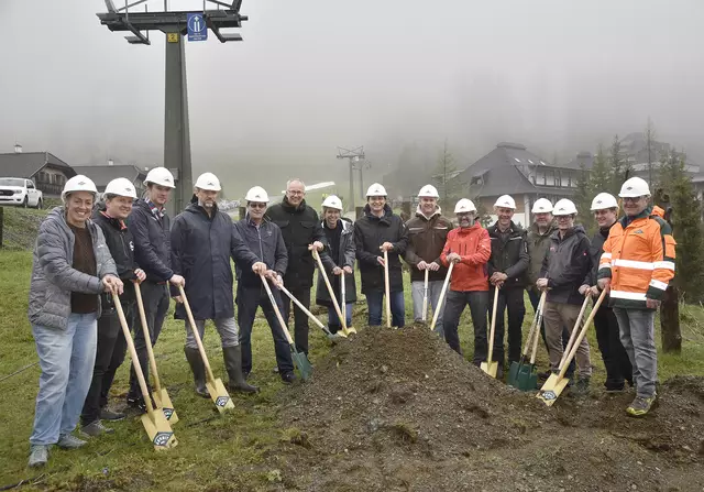 Beim Spatenstich (v.l.n.r):  Melanie Kühlem (Katschbergbahnen), Michael Dagn (Seilbahnen Kogler GmbH),  Michael Ramsbacher (Katschbergbahnen), Thomas Krist (Baumeister Ehrenreich), Franz Aschbacher (Bürgermeister Marktgemeinde Rennweg am Katschberg),  Manfred Sampl (Bürgermeister Marktgemeinde St. Michael im Lungau), Denise Bogensperger (Lungauer Sand und Kieswerke, Katschbergbahnen), Josef Bogensperger jun. (Katschbergbahnen), Thomas Bogensperger (Baumeister Ehrenreich), Peter Rüdisser (Seilbahnplanung Hopfner u. Melzer), Christian Schiefer (Katschbergbahnen), Rudi Wiesflecker (Holzbau Wiesflecker), Eberhard Ferner (Baumeister Ehrenreich), Florian Fuchsberger (Elektro Fuchsberger), Manfred Karner (Granitbau) | Foto: Katschbergbahnen / Rland Holitzky