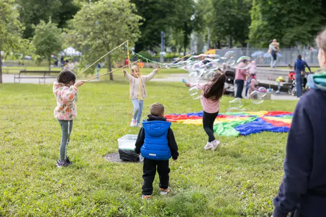 Riesenseifenblasen kamen bei Döblings Kids gut an. Aber auch weitere Spiele konnten ausprobiert werden.  | Foto: René Brunhölzl/MeinBezirk