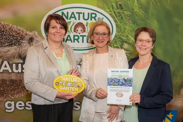"Goldener Igel" für die Marktgemeinde Göstling an der Ybbs: Landeshauptfrau Johanna Mikl-Leitner (M.) mit den Gemeinderätinnen Gabriele Prosini und Regina Jagersberger | Foto: J. Ehn/Natur im Garten