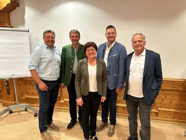 Bernhard Rieser, Johann Feßl, Maria Benedetter, Michael Gruber, Gerhard Klaffner (von links). | Foto: Gem. Rosenau am Hengstpaß