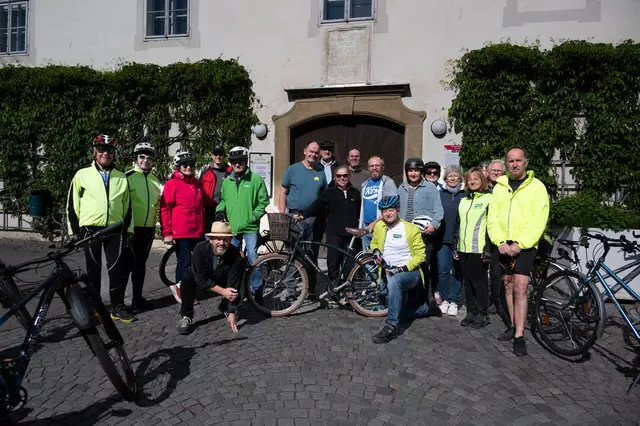 Gemeinsamer Start der Radsternfahrt am Hauptplatz Traismauer | Foto: Reischauer