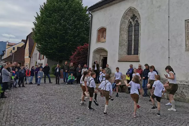 Die Kinder-Schuhplattlergruppe eröffnete die Lange Nacht der Kirchen. | Foto: Martin Rögner