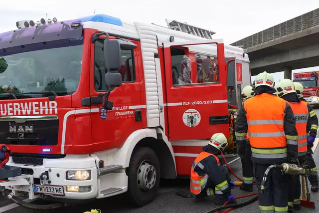 Ein Kleinbus ist in voller Fahrt auf der Welser Autobahn gegen das Heck eines Lkw-Anhängers gekracht – Das forderte ein Todesopfer und sieben Verletzte. | Foto: laumat.at