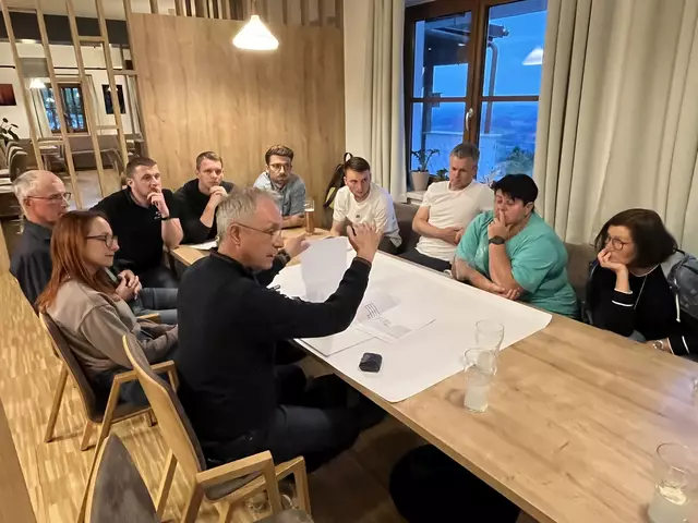 Mit den Gemeindebürgern diskutierte Bürgermeister Alfred Mayr (1.v.l.) bei der Impulsveranstaltung "G'scheit bauen und wohnen in St. Stefan-Afiesl, wie man in St. Stefan-Afiesl zukünftig bauen und wohnen möchten.  | Foto: Helmut Eder