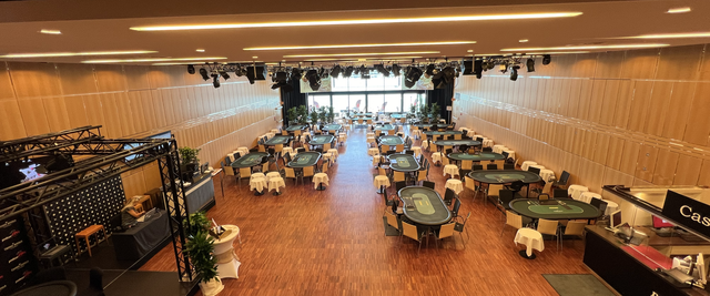 Der noch leere Turniersaal vor der herrlichen Kulisses des Wörthersees wartet auf die ersten Spieler. | Foto: Casinos Austria