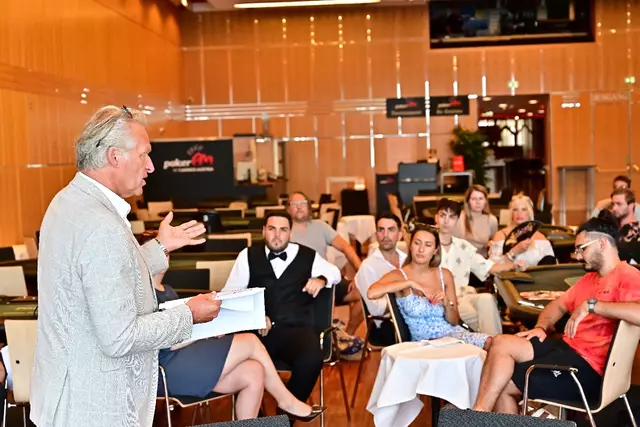 Thomas Lamatsch (li.) bei einer Besprechung mit den Dealern und Floormen der Poker-EM | Foto: Casinos Austria/Tomas Stacha