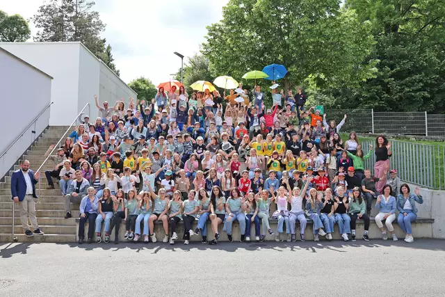 Die zentralen Botschaften der Kinder wurden auf Wolken geschrieben, die gemeinsam mit bunten Regenschirmen in der Volksschule Wildon angebracht werden. Eine Botschaft war: "Augen auf! Nehmt Rücksicht auf Kinder im Straßenverkehr!" | Foto: beteiligung.st