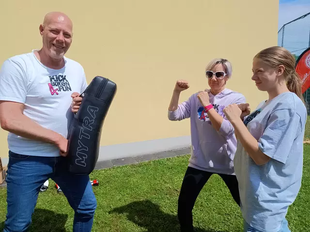 Andreas Stockinger mit Nina und Dharma von Kickboxen4fun. | Foto: Birgit Schmatz