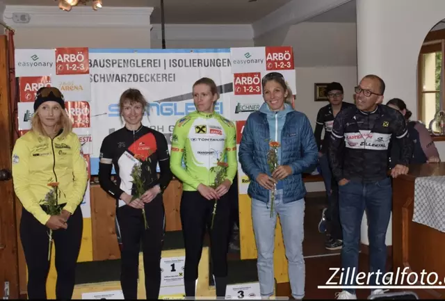 Julia Sörgel aus Reutte (2.v.l.) durfte sich über den Tagessieg bei den Damen freuen. | Foto: Zillertaltfoto.at