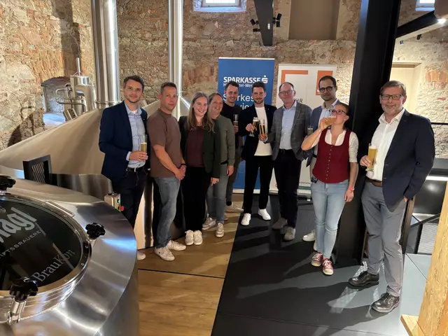 Die Junge Wirtschaft im neuen Sudhaus: WKO-Obmann Andreas Höllinger, JW-Vorsitzender Marco Milano, Lisa Traxler, Erik Katzinger, Jakob Peherstorfer (SMW), Wirtschaftsdirektor Wolfgang Dobretzberger, WKO-Geschäftsführer Michael Schaubmeier, Diplom-Biersomeliere Karin Thaller und Braumeister Reinhard Bayer (v. l.). 