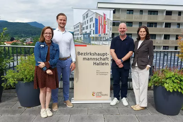 Bezirkssekretärin Karoline Brandauer (v.l.) , die Gruppenleiter Matthias Büger und Julian Engel sowie Bezirkshauptfrau Monika Vogl  | Foto: Land Salzburg/Bezirkshauptmannschaft Hallein