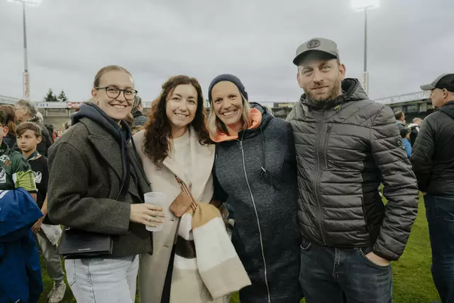 Franziska, Johanna, Melanie und Stefan feierten auf dem Rasen mit. | Foto: eventflix/Lara Mayer