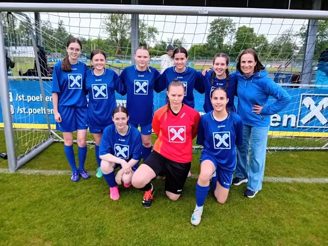 Sitzend von links: Melanie Zeilerbauer, Larissa Schöller, Mia Weiser.
Stehend von links: Sandra Furtlehner, Juliana Wurzer, Klara Jantscher, Viktoria Übleis, Anna Fraisl, Betreuerin: Eva Hochenauer. | Foto: SZ-Ybbs