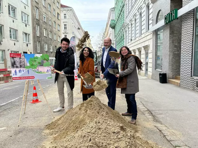 Auch bei der Willhelm-Exner-Gasse geht's voran. v. l.: Bezirksvorsteherin-Stellvertreter Christian Sapetschnig, Bezirksvorsteherin Saya Ahmad (beide SPÖ), Herwig Wetzlinger, Direktor des AKH Wien und Liette Clees vom Grätzllabor Alsergrund. | Foto: Pia Rotter/MeinBezirk