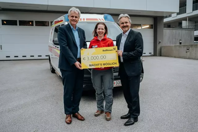 Martin Ottino (links) und Hansjörg Ehammer (rechts) übergaben stellvertretend für die Raiffeisenbanken im Pinzgau die Spende an Isabella Pernthaner-Schneider (Bezirksgeschäftsführerin des Roten Kreuzes im Pinzgau). | Foto: Rotes Kreuz Salzburg