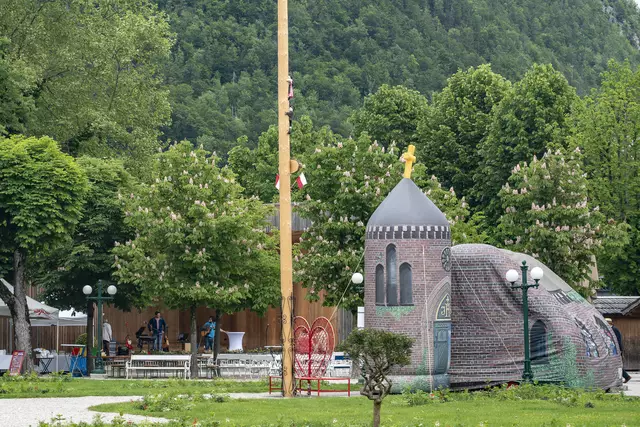 Die aufblasbare Kirche wurde im Ischler Kurpark aufgestellt. | Foto: Tanja Schulz