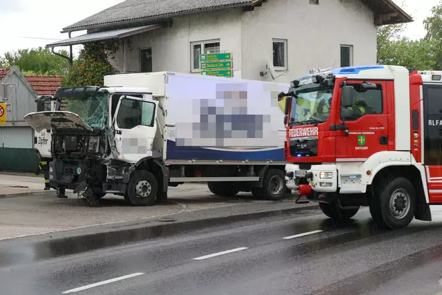 Ein Biertransporter wird beim Frontalcrash im Ortszentrum von Sattledt komplett demoliert.