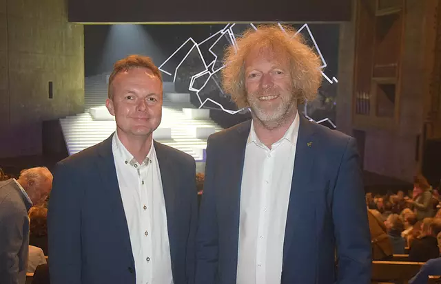 Waren zu Besuch der Erler Premiere: Der ukrainische musikalische Leiter der Knappenmusik Schwaz, Taras Lenko (li.) und Musiker, Komponist und Dirigent der K&amp;K Philharmoniker, Matthias Georg Kendlinger aus Schwendt. | Foto: Friedl Schwaighofer