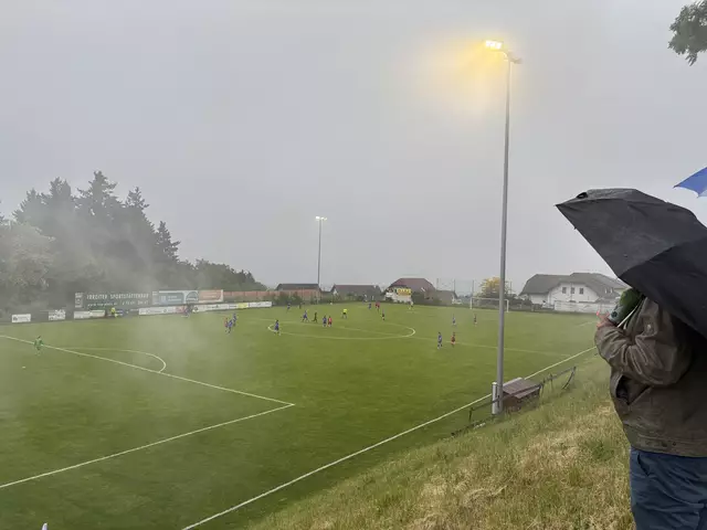 Trotz nasskaltem Wetter waren viele Zuschauer in Windhaag bei Perg dabei. | Foto: Meinbezirk Perg/Köck