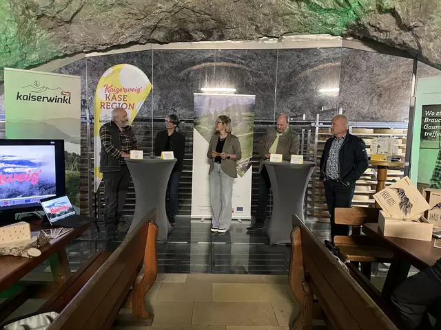 Zum Abschluss des Leader-Projekts „Käseregion Kaiserweis“ blickten die Vertreter der Betriebe, der Tourismusverbände sowie der Gemeinde Ebbs auf das Erreichte.  | Foto: Barbara Fluckinger