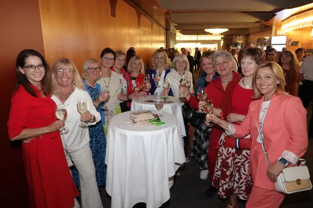 Die Damenrunde war sichtlich angetan von dem Können der Band und ihrer "Frontfrau" Katharina Straßer. | Foto: Michael Blinzer