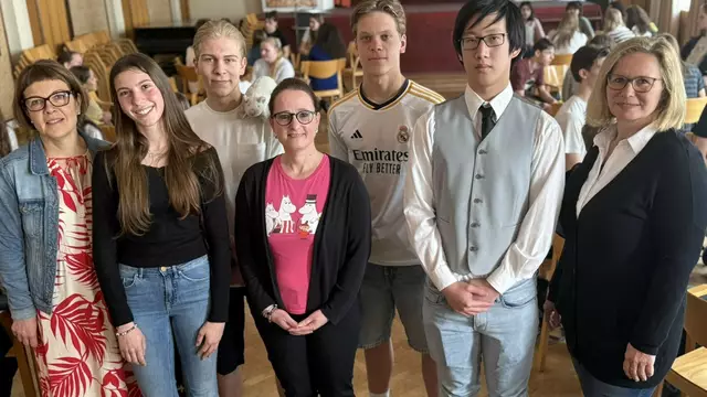 Die Mitschüler/innen von Carina Lehrer (2. v. links) und Anton Vo (2. v. rechts) tauschten sich rege mit den Schulkolleg/innen von Matias Munkberg (3. v. links) und Milton Nylander (3. v. rechts) aus. Mit dabei Organisatorin Andrea Sickl (mitte), Rainergymnasium-Direktorin Sabine Theiner (rechts) und die finnische Projektleiterin Johanna Nylander (links).   