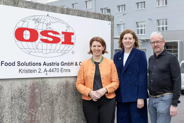 Beim Fleischproduktionsbetrieb OSI Food Solutions trafen sich (von links) Landesrätin Michaela Langer-Weninger, Ellen Staudenmayer (McDonald’s Österreich) und Andreas Greisinger (OSI) zum 
Austausch. | Foto: Land Oberösterreich/Margot Haag