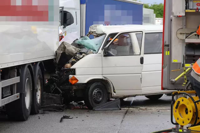 Ein Kleinbus ist in voller Fahrt auf der Welser Autobahn gegen das Heck eines Lkw-Anhängers gekracht – Das forderte ein Todesopfer und sieben Verletzte. | Foto: laumat.at