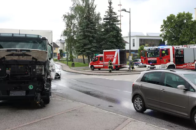 Ein Biertransporter wird beim Frontalcrash im Ortszentrum von Sattledt komplett demoliert.