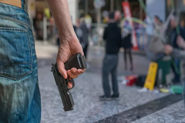 Mehrere Personen wollen gesehen haben, dass ein Burschenschafter in einem Klagenfurter Innenstadtlokal eine andere Person mit einer Schreckschusswaffe bedroht hat (Symbolfoto). | Foto: vchalup - stock.adobe.com