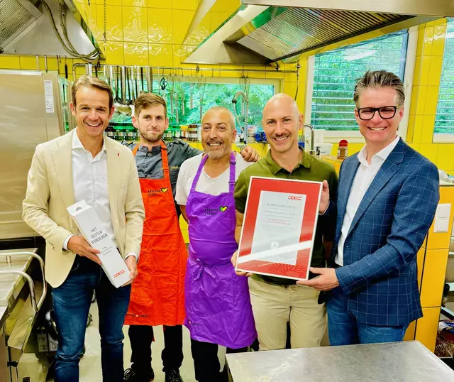 Von der Wirtschaftskammer wurde Bernd Grasser (2.v.re.) für 20 Jahre erfolgreiches Unternehmertum ausgezeichnet.  | Foto: Grasser Gaumenlust GmbH