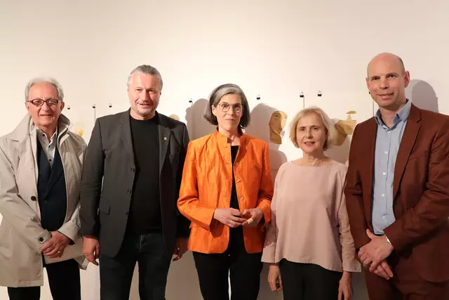 v.li.n.re.: Stadtrat Günter Herz, Bürgermeister Peter Molnar, Künstlerin Judith Zillich, Bereichsleiterin für Kultur, Bildung und Tourismus Doris Denk und Kulturamtsleiter Gregor Kremser bei der Ausstellungseröffnung in der galeriekrems  | Foto: Stadt Krems