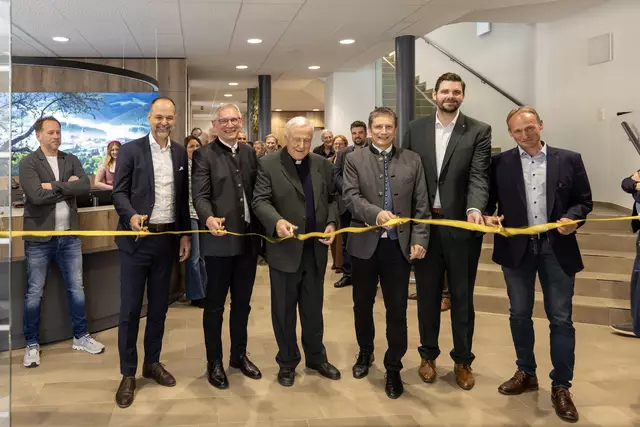 Die Ehrengäste beim feierlichen Durchschneiden des Bandes zur Eröffnung der generalsanierten Raiffeisenbank Birkfeld (v. l. n. r.): Peter Weissl, Harald Pöltl, Franz Ranegger, Herbert Schwengerer, Patrick Blaha-Otto, Oliver Felber. | Foto: @RB